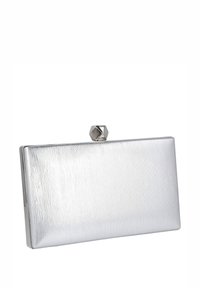 Clutch rectangular plateado metálico con textura cepillada, con un cierre hexagonal en la parte superior. Superficie lisa y elegante con esquinas afiladas.