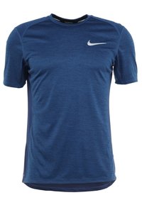 Herren kurzärmliges sportliches Shirt in Navyblau mit einem weißen Nike-Swoosh-Logo auf der linken Brust, aus feuchtigkeitsableitendem Material.