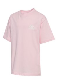 Lyserød bomulds t-shirt med korte ærmer og rund halsudskæring. Har et hvidt logo på venstre bryst. Klassisk, løs pasform.