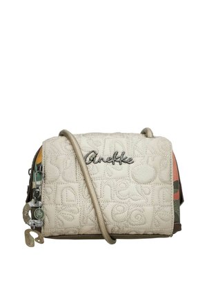 Pequeño bolso bandolera acolchado beige con letras en relieve, logotipo metálico "Anekke", encantos laterales y laterales de tela multicolor.