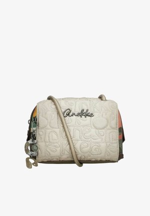 Pequeño bolso bandolera acolchado beige con letras en relieve, logotipo metálico "Anekke", encantos laterales y laterales de tela multicolor.