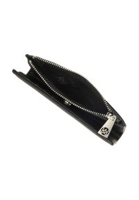 Portafoglio in pelle nera con chiusura a zip, hardware argentato e una texture liscia. All'interno presenta un rivestimento in tessuto e nessun compartimento visibile.