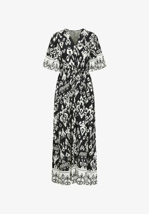 Černobílé vzorované šaty s krátkými rukávy, zavinovací design a opasek v pase. Obsahují složité tvary a dekorativní lem.