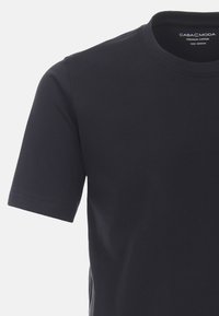 T-shirt in cotone premium blu navy con scollo rotondo e maniche corte, caratterizzato da una texture liscia e un design minimalista.