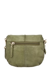 Borsa a tracolla in pelle verde oliva con tasca anteriore con cerniera e hardware in tono oro, vista da dietro su sfondo bianco.