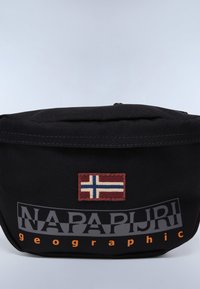 Černá látková taška s nášivkou norské vlajky, nápadným šedým logem "NAPAPIJRI" a nápisem "geographic" v oranžové barvě. Na horní straně zipové zapínání.