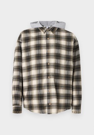 Chemise en flanelle à carreaux crème, gris et noir avec devant boutonné, accents à col clouté et capuche grise. Présente un ourlet arrondi et une légère usure.