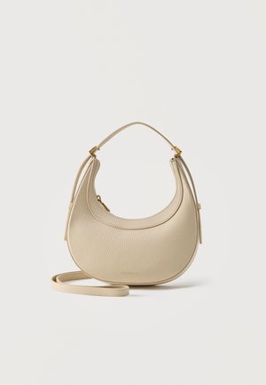 Beige læderhåndtaske i halvmåneform med kort rem, guldfarvet hardware og aftagelig lang skulderrem på hvid baggrund.