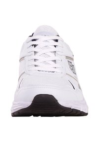 Białe buty sportowe z siateczkową cholewką, teksturowanymi panelami materiałowymi, czarną gumową podeszwą, płaskimi sznurowadłami oraz minimalnymi akcentami po bokach.