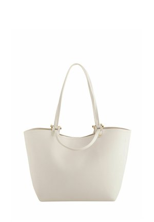 Weiße Leder-Shopper-Tasche mit zwei Griffen und goldfarbenen Beschlägen vor einfachem Hintergrund.