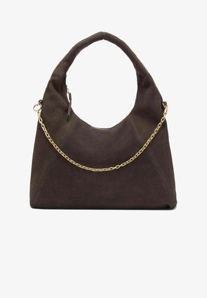 Braune Wildleder-Handtasche mit einem geschwungenen oberen Griff und einem goldenen Kettenakzent. Verfügt über gestickte Details und ein geräumiges Innenfach. Reißverschlussverschluss.