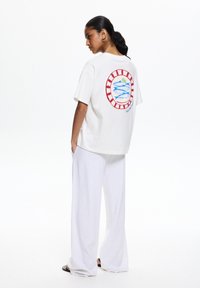 PULL&BEAR - T-shirt imprimé - white Image miniature 1