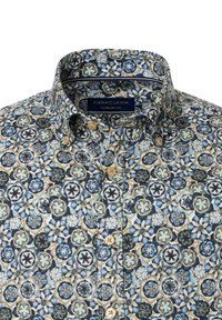 Comfort fit shirt featuring a floral pattern in blue, green, and beige. Button-down collar and light brown buttons. Material appears smooth.