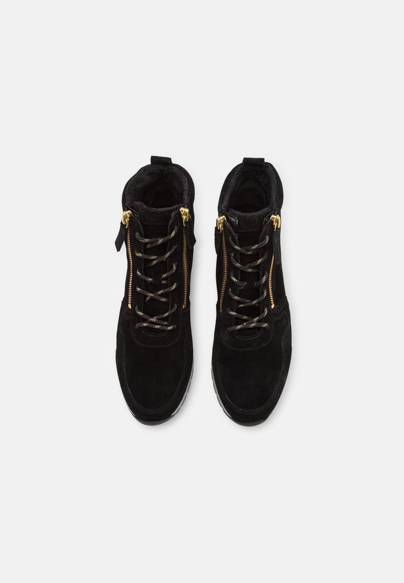 Zwarte suède enkellaarsjes met veters, twee gouden ritsaccenten, zachte voering en gestructureerde zool. Voorzien van een trekstrip aan de achterkant voor gemakkelijk aan- en uittrekken.