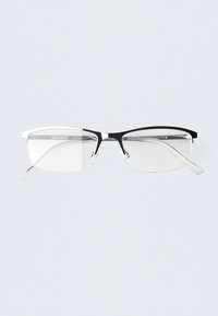 Óculos de sol em cat-eye pretos e transparentes com armação em metal. Apresenta uma aba superior larga, hastes finas e lentes transparentes. Marca na parte interna da haste.