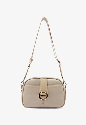 Borsa a tracolla in pelle beige con tracolla regolabile, patta frontale con fibbia rotonda in metallo dorato e sottile logo del marchio sotto.