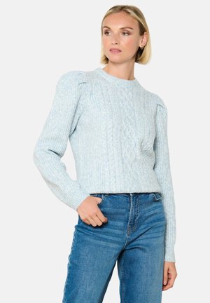 Hellblaues Kabelstrick-Pullover mit langen Ärmeln und rundem Halsausschnitt, der ein strukturiertes Muster und gepuffte Schulterakzente aufweist.