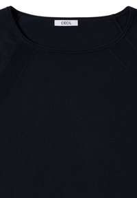 Gros plan sur un pull noir à col rond avec des détails en tricot texturé autour du col et une étiquette blanche portant l'inscription "CECIL" à l'intérieur de l'encolure.