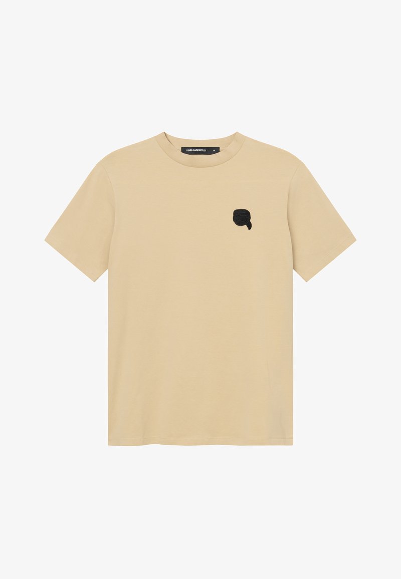 Beige kortærmet T-shirt med rund hals, lille sort logopatch på venstre bryst og sort halsmærke.