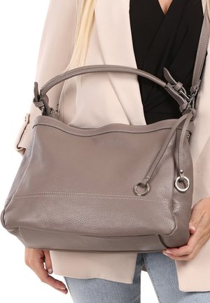 Grijze leren handtas met een gestructureerde afwerking, dubbele handvatten, een verstelbare schouderband en metalen hardware accenten; zachte, slappe vorm.