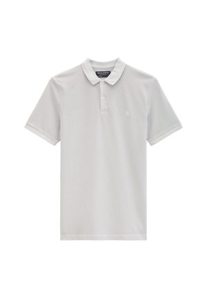 Lichtgrijs poloshirt met korte mouwen, twee knopen en een klein geborduurd logo op de linkerborst, kraag netjes opgevouwen.