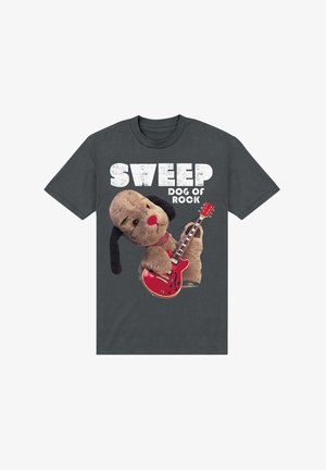 Charcoal tričko s grafikou plyšového psa, který drží červenou elektrickou kytaru. Text zní „SWEEP DOG OF ROCK“ tučnými bílými písmeny.