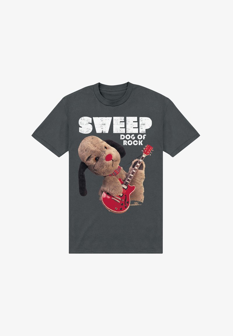 Charcoal tričko s grafikou plyšového psa, který drží červenou elektrickou kytaru. Text zní „SWEEP DOG OF ROCK“ tučnými bílými písmeny.