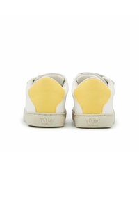 Baskets blanches avec des accents jaunes au talon et des semelles grises claires. Fabriquées en cuir lisse avec un dos texturé. Logo "Mini Paname" sur le côté.