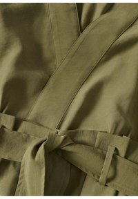 Olivgrünes Wickelkleid aus weichem, strukturiertem Stoff mit einem gebundenen Taillengürtel und sauberen Ziernähten.