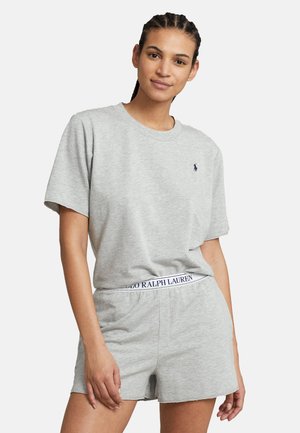 Grijze katoenen shirt met korte mouwen en ronde hals, gecombineerd met bijpassende shorts met een gestructureerde tailleband gemarkeerd met "RALPH LAUREN."