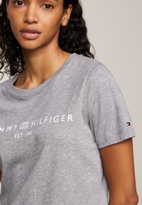 Tommy Hilfiger REGULAR FIT - T-shirt con stampa - medium heather grey