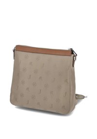 Borsa a tracolla beige con motivi floreali e lettere in rilievo, rifinita con una tracolla in pelle marrone e dettagli in metallo argentato. Chiusura con zip.