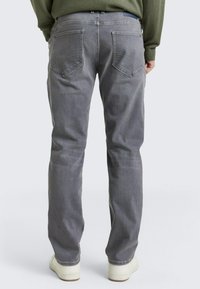 Szare jeansy z denimu o prostym kroju, z dwoma tylnymi kieszeniami ozdobionymi zakrzywionymi przeszyciami oraz paskiem z pętlą na pasek.