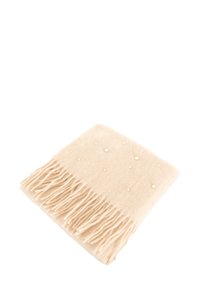 Écharpe en tricot beige avec des bords frangés, ornée de petites perles en fausse perle espacées uniformément pour ajouter de la texture et des détails.