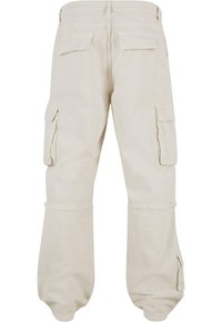Pantalon cargo beige à coupe décontractée, avec plusieurs poches latérales, en tissu mélangé coton doux et ourlets retroussés.