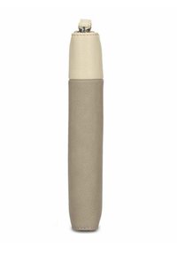 Custodia in pelle con parte superiore beige e corpo marrone chiaro, forma cilindrica, superficie liscia e chiusura con zip nella parte superiore.