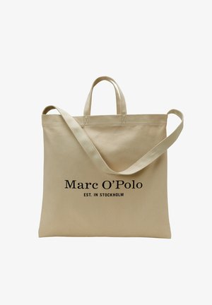 Beige Canvas-Tragetasche mit zwei oberen Griffen und einem langen Schulterriemen. Mit schwarzem Text: "Marc O'Polo EST. IN STOCKHOLM."