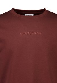Bordeaux crew-neck sweatshirt med texturerad "LIND BERGH" logotyp i en ljusare nyans. Mjukt tyg med en slät yta, utan synliga mönster.