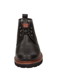 Bottines noires en cuir avec un bout rond, lacets gris et un accent en cuir marron sur la languette. Semelle texturée pour une meilleure adhérence.