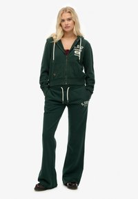 Superdry & Co EMBROIDERED FLARE - Pantalon de survêtement - enamel green