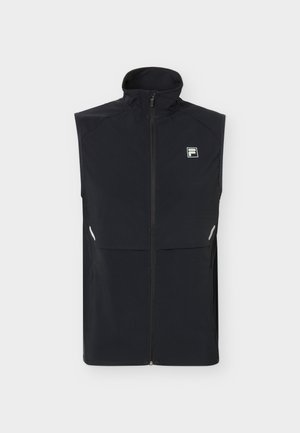 Melna piedurkņu veste ar rāvējslēdzēju un augstu apkakli, ar nelielu Fila logotipu krūtīs un atstarojošiem elementiem pie jostas, attēlota uz balta fona.