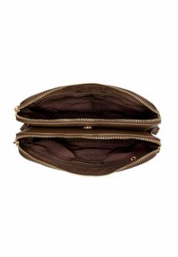 Brązowy skórzany portfel z dwiema przegrodami, złotymi zamkami błyskawicznymi i gładką fakturą. Wnętrze ma ciemne wykończenie bez widocznych wzorów.