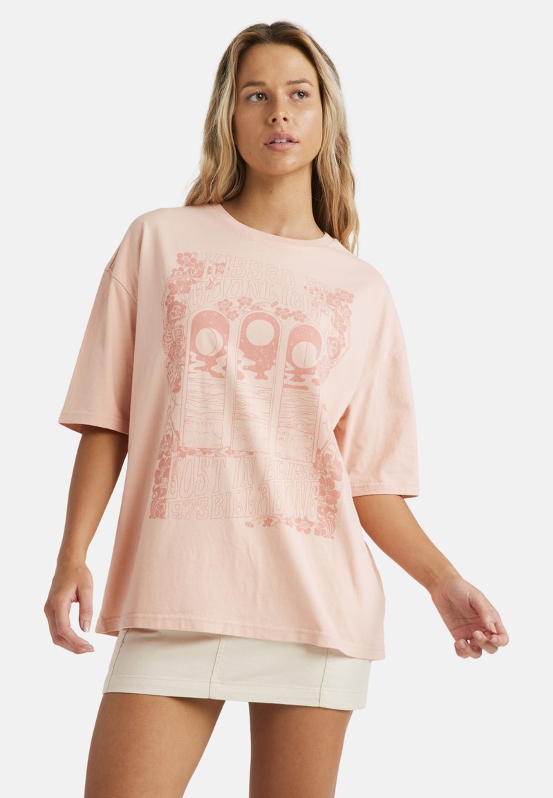 Lyserød oversized T-shirt med korte ærmer, der har et detaljeret grafisk print i en mørkere nuance af pink, der viser tre månefaser og blomstermotiver.
