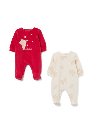 Twee baby-jumpsuits: de ene is rood met een teddybeer en sterren, de andere is crème met een teddybeerpatroon. Beide zijn gemaakt van zachte stof met lange mouwen.