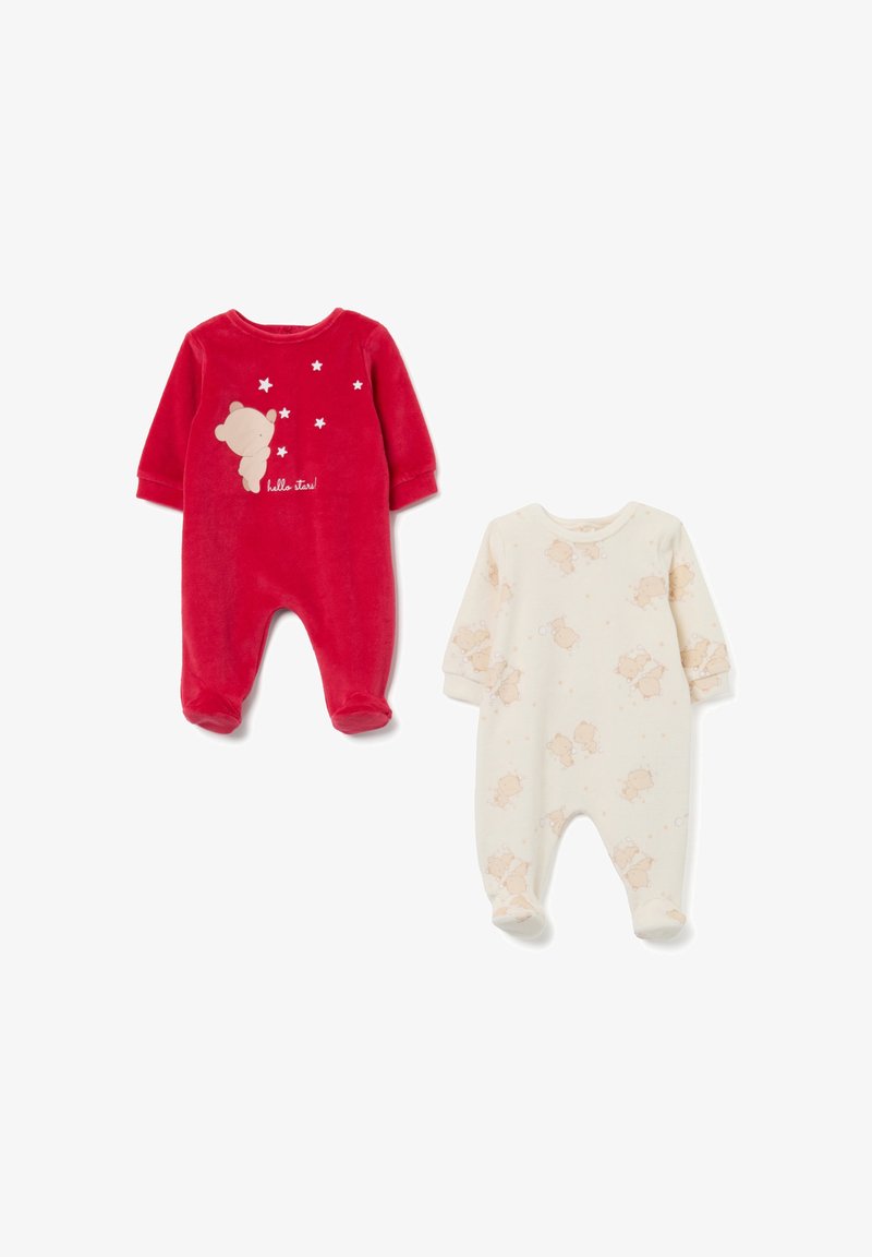 Twee baby-jumpsuits: de ene is rood met een teddybeer en sterren, de andere is crème met een teddybeerpatroon. Beide zijn gemaakt van zachte stof met lange mouwen.