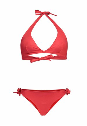 Bikini rosso a due pezzi con top con collo all'americana legato al collo e sulla schiena, e slip a vita bassa coordinati con dettagli a nodo sui lati.
