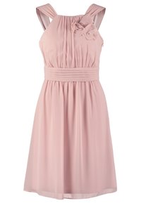 Robe rose sans manches avec larges bretelles, corsage plissé, applications florales sur la poitrine et large ceinture froncée, jupe longueur genou.