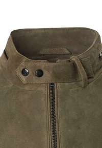 Olivenfarbener Wildlederjacke mit hohem Kragen, schwarzen Druckknöpfen und einem zentralen Reißverschluss. Das Material ist weich mit einer glatten Textur.