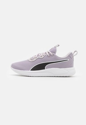 Baskets de sport violet clair avec une tige en maille respirante, accents noirs sur les côtés, semelle blanche et fermeture à lacets. Présente une languette à l'arrière.