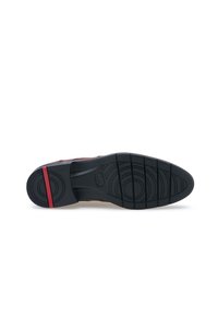 Semelle extérieure en caoutchouc noir avec un motif de bande de roulement circulaire, dotée d'une rayure d'accent rouge. Le matériau semble durable, conçu pour offrir une bonne traction.